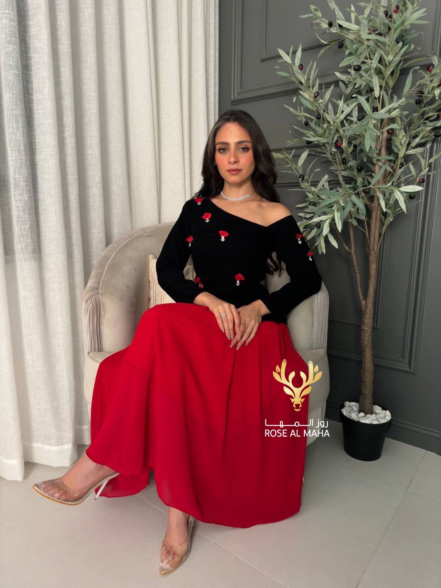 روز المها - فستان اسود واحمر كم طويل