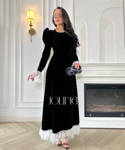 جولينا - فستان أسود مخملي طويل مزين باطراف من الدانتيل