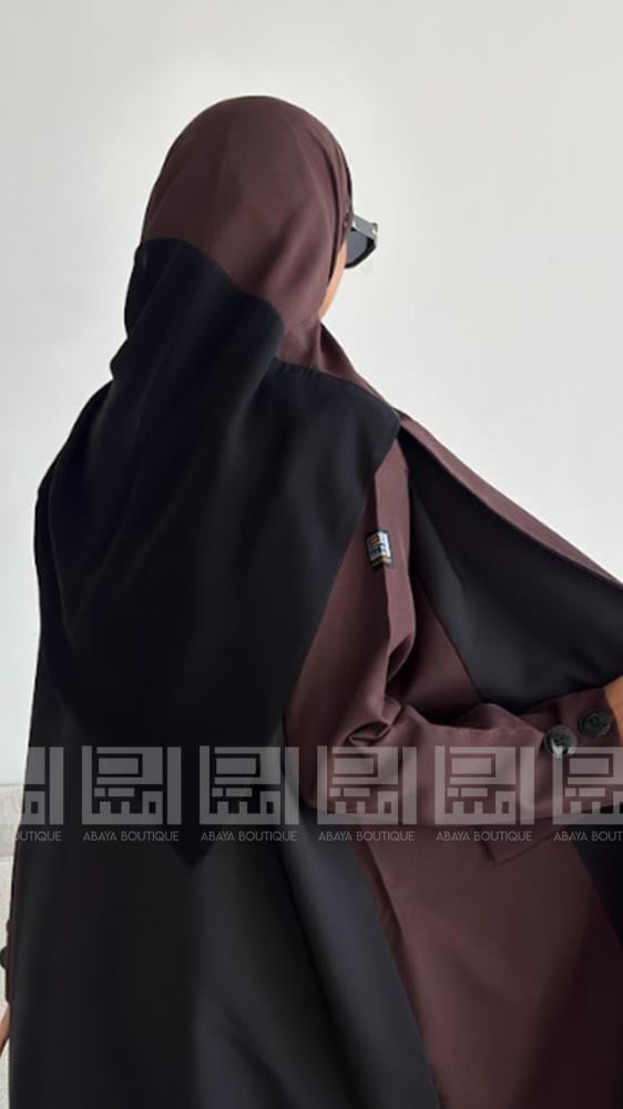 دار امتنان - عباية سوداء بليزر بقماش ليمار البارد بتفاصيل أنيقة وبتداخل اللون النبي المميز- 1454 - Image 2