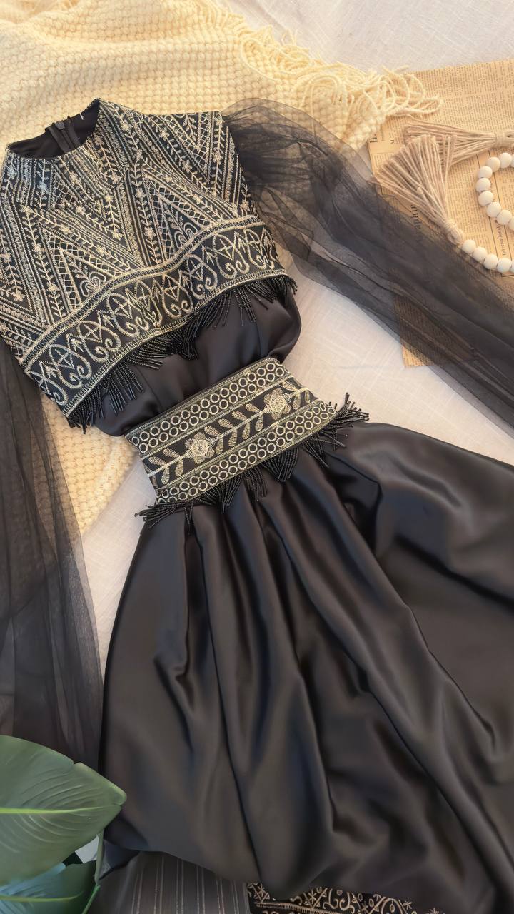 روز المها - فستان اسود مزين باكمام شيفون - Image 3