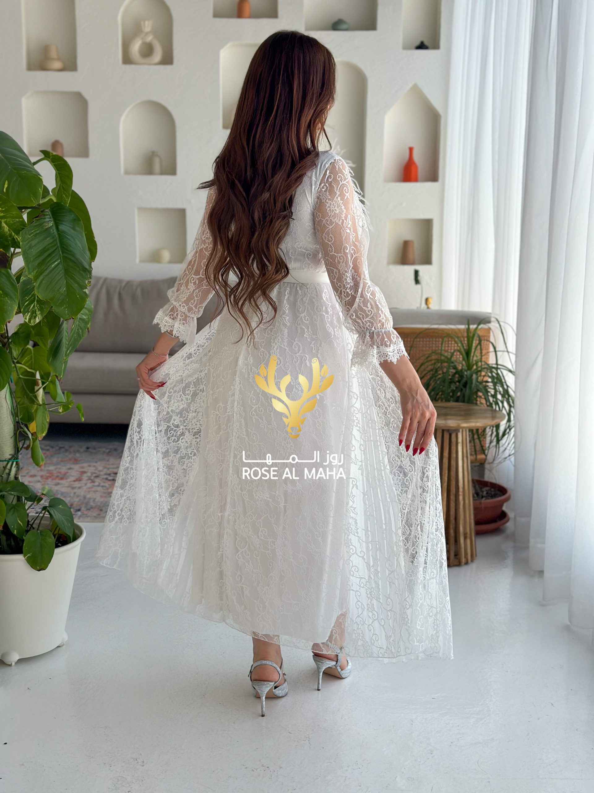 روز المها - فستان أبيض دانتيل بكسرات بليسيه - Image 5