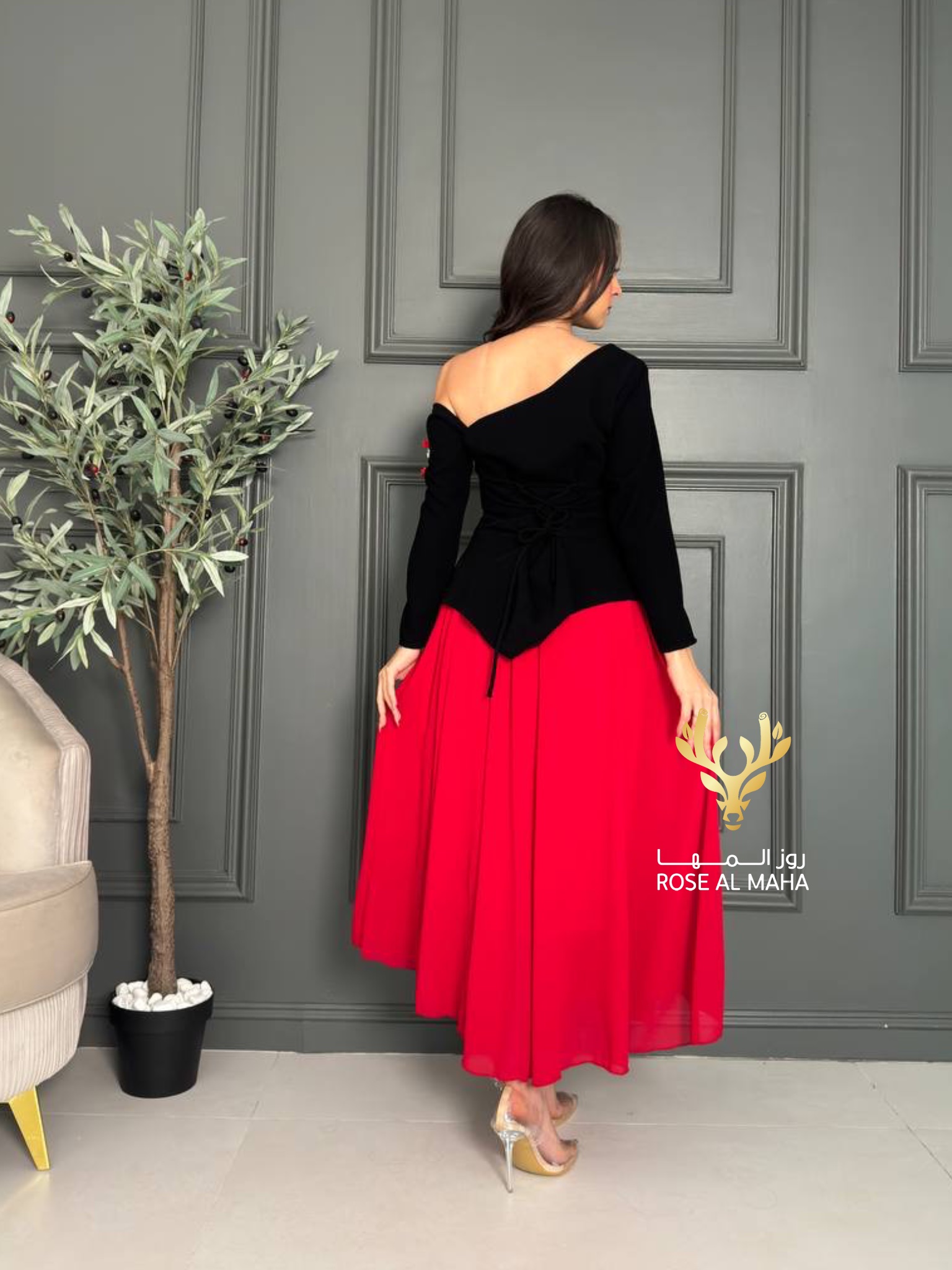 روز المها - فستان اسود واحمر كم طويل - Image 5