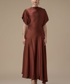 اكتان - فستان بني ميدي بقصة انسيابية وأكمام واسعة