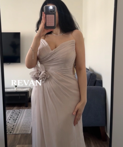 ريفان - فستان فاخر بدون اكتاف مع زهرة جانبية من ريفان