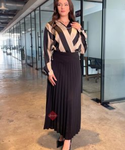 Alternative view of بلوزة مخططة ستايل اكمام طويلة مع سلسال لؤلؤ