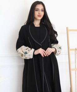 عباية بقماش لمار بقصة ياقه و بوف بالكم بلون بيج مع شك يدوي