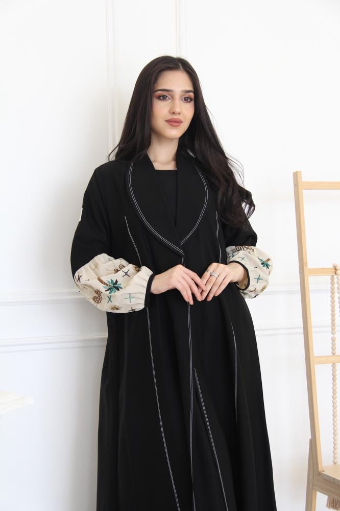 عباية بقماش لمار بقصة ياقه و بوف بالكم بلون بيج مع شك يدوي