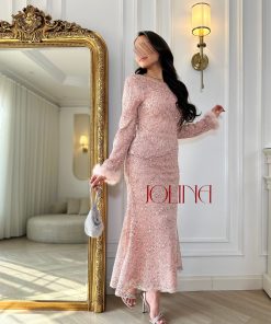 Alternative view of جولينا - طقم وردي لامع بأكمام طويلة وحواف فرو