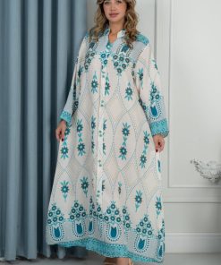 لورا فاشن - جلابية بيضاء بنقوش تركواز مستوحاة من الطابع التراثي