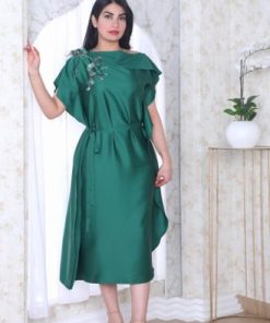 أوبرا فاشن - فستان قصير قماش طايح اكمام مفتوحة على الكتف هدب تشجيرة ورد وريش