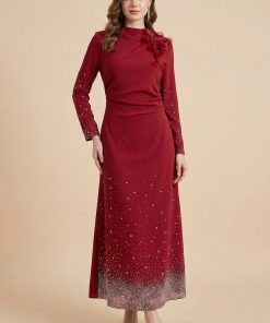 اكتان - فستان ماكسي بأطراف مزينة بفصوص لون عنابي