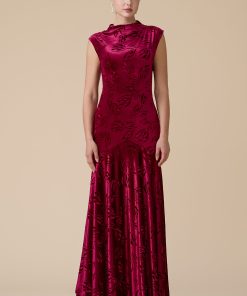 اكتان - فستان احمر طويل مخملي بنقوش