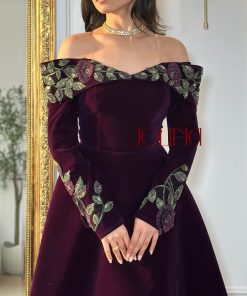 Alternative view of جولينا - فستان مخمل بنفسجي غامق أوف شولدر مطرّز بالورد