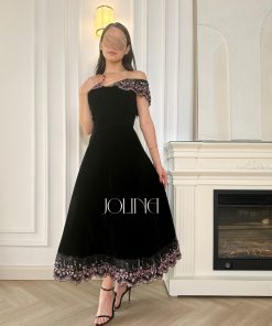 جولينا - فستان سهرة أسود مخملي بتصميم أوف شولدر