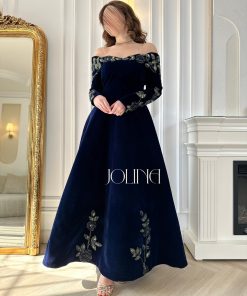 جولينا - فستان مخمل كحلي مطرز بالورود