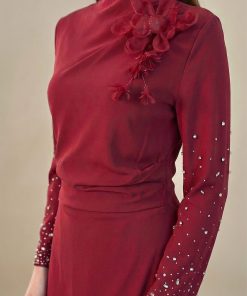 Alternative view of اكتان - فستان ماكسي بأطراف مزينة بفصوص لون عنابي