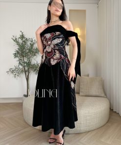 جولينا - فستان مخمل أسود مطرّز بورود لامعة