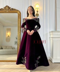 جولينا - فستان مخمل بنفسجي غامق أوف شولدر مطرّز بالورد