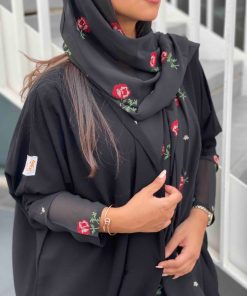 Alternative view of عزة المتميزة - عباية الورود الحمراء