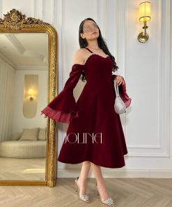 جولينا - فستان عنّابي مخملي بأكمام