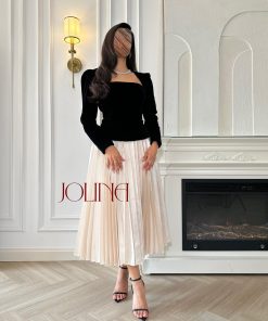 جولينا - فستان مخمل أسود وبليسيه بيج أنيق