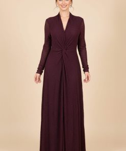 اكتان - فستان عنابي طويل بقصة ملتفة