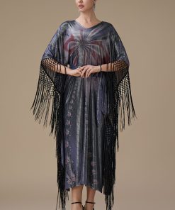 اكتان - جلابية طويلة لامعة بتصميم واسع مع شرّابات