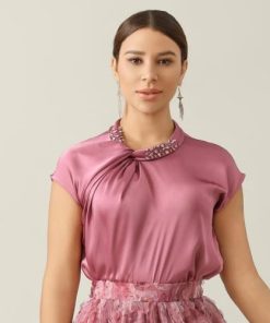 أوبرا فاشن - بلوزة وردي قماش حرير على تطريز ع العتق