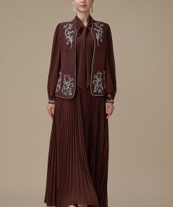 اكتان - فستان بني من قطعتين بليسيه بتطريزات فاخرة أنيقة