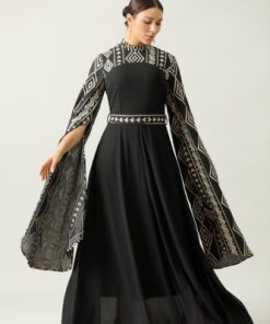 أوبرا فاشن - جلابية اسود طويله اكمام طويل نقشة على الصدر والاكمام