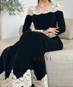 Alternative view of جولينا - فستان جوخ أسود طويل بدانتيل سكري