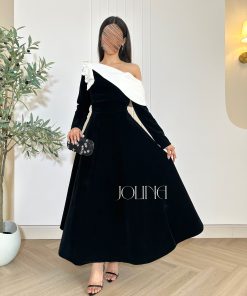 جولينا - فستان مخملي أسود مع فيونكة بيضاء