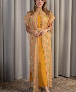 - جلابية أنيقة بلون خردلي مع عباءة مطرزة بنقشة تراثية