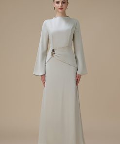 اكتان - فستان بيج طويل بتصميم انيق