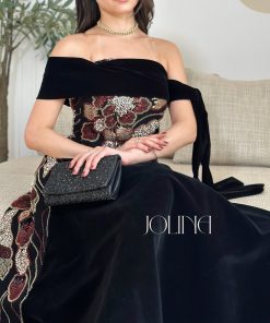 Alternative view of جولينا - فستان مخمل أسود مطرّز بورود لامعة