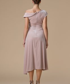 Alternative view of اكتان - فستان وردي ميدي بكتف مكشوف