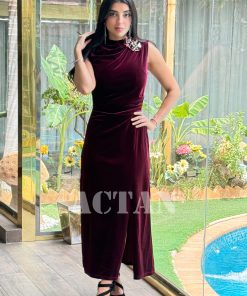 اكتان - فستان مخملي بقصة ضيقة مزين ببروش لون عنابي