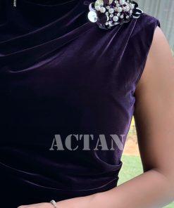 Alternative view of اكتان - فستان مخملي بقصة ضيقة مزين ببروش لون بنفسجي