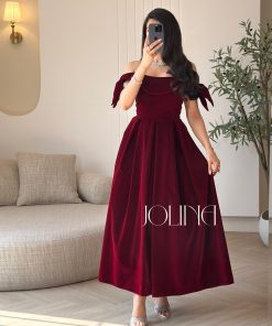 جولينا - فستان عنابي مخملي بتصميم اوف شولدر