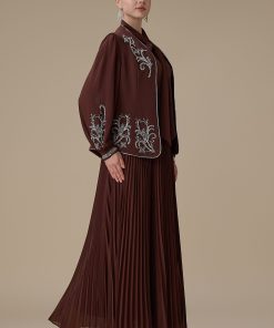 Alternative view of اكتان - فستان بني من قطعتين بليسيه بتطريزات فاخرة أنيقة