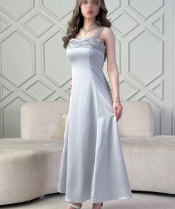 اكتان - فستان طويل مزين بالكريستال لون رصاصي