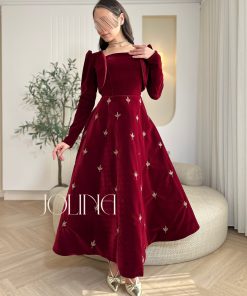 جولينا - فستان مخملي بلون عنّابي وجاكيت باكمام طويلة