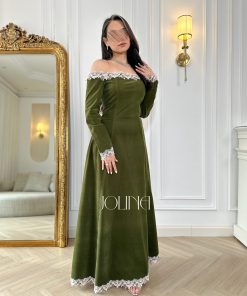 جولينا - فستان زيتي جوخ بتصميم أوف شولدر وتطريز