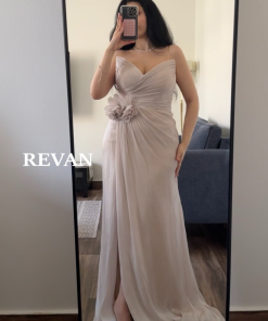 Alternative view of ريفان - فستان فاخر بدون اكتاف مع زهرة جانبية من ريفان