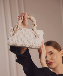 الفي - شنطة نسائية بجلد بارز بلون أبيض