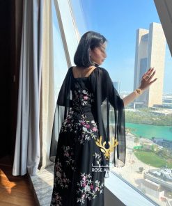 Alternative view of روز المها - فستان أسود أنيق مورد بأكمام شفافه