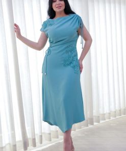 Alternative view of أوبرا فاشن - فستان ناعم ميدي قماش كريب مزين باكسسوار بالكتف والخصر