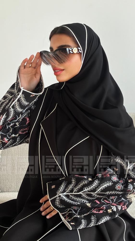دار امتنان - عباية عيد سوداء مطرزة دبل كلوش بأكمام ملونة أنيقة- 1466