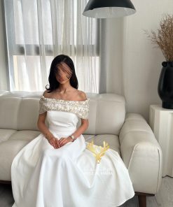 روز المها - فستان ناعم ابيض مطرز بخيوط ذهبية