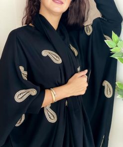 Alternative view of عزة المتميزة - بشت اسود مطرز بالذهبي